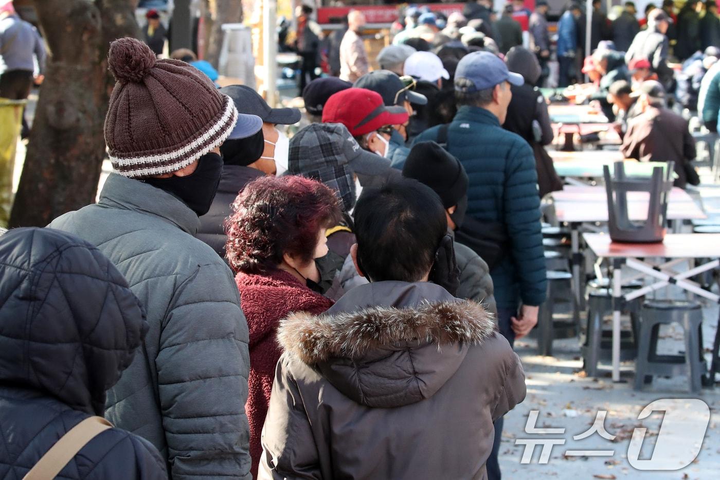 기온이 크게 내려가 초겨울 날씨를 보인 18일 대구 달서구 두류공원 사랑해밥차 무료급식소를 찾은 시민들이 줄지어 점심 배식을 기다리고 있다. 2025.11.18/뉴스1 ⓒ News1 공정식 기자