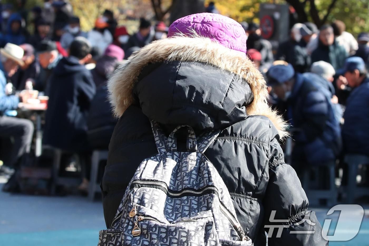 기온이 크게 내려가 초겨울 날씨를 보인 18일 대구 달서구 두류공원 사랑해밥차 무료급식소에서 점심 배식을 받은 시민이 식사할 곳을 찾고 있다. 2025.11.18/뉴스1 ⓒ News1 공정식 기자