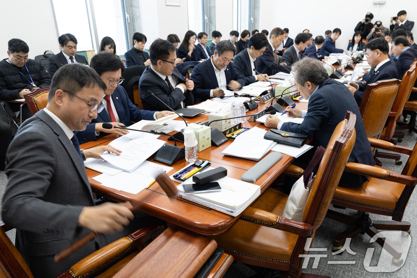 18일 서울 여의도 국회에서 열린 제429회국회&#40;정기회&#41; 예산결산특별위원회 제2차 예산안등조정소위원회에서 한병도 위원장이 의사봉을 두드리고 있다. 2025.11.18/뉴스1 ⓒ News1 이승배 기자