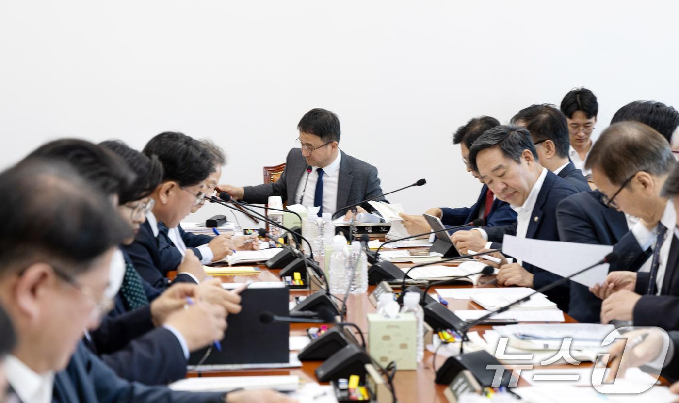 18일 서울 여의도 국회에서 열린 제429회국회&#40;정기회&#41; 예산결산특별위원회 제2차 예산안등조정소위원회에서 한병도 위원장이 의사봉을 두드리고 있다. 2025.11.18/뉴스1 ⓒ News1 이승배 기자