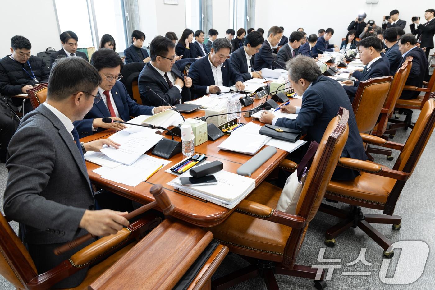 18일 서울 여의도 국회에서 열린 제429회국회&#40;정기회&#41; 예산결산특별위원회 제2차 예산안등조정소위원회에서 한병도 위원장이 의사봉을 두드리고 있다. 2025.11.18/뉴스1 ⓒ News1 이승배 기자