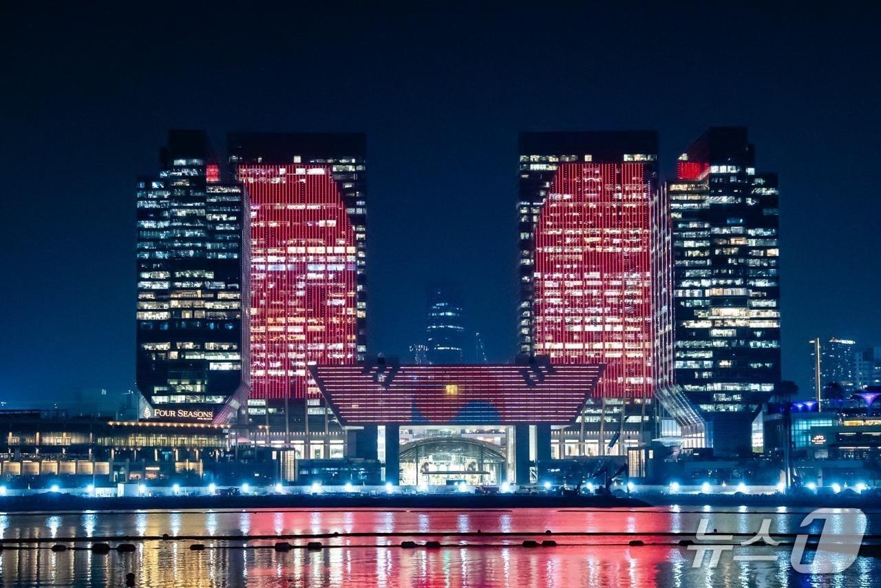 본문 이미지 - 아랍에미리트&#40;UAE&#41; 아부다비에서 18일 애드녹, 무바달라, ADGM 등 랜드마크 건물 외벽에 태극기 조명을 점등한 모습. &#40;대통령실 제공. 재판매 및 DB 금지&#41; 2025.11.18/뉴스1