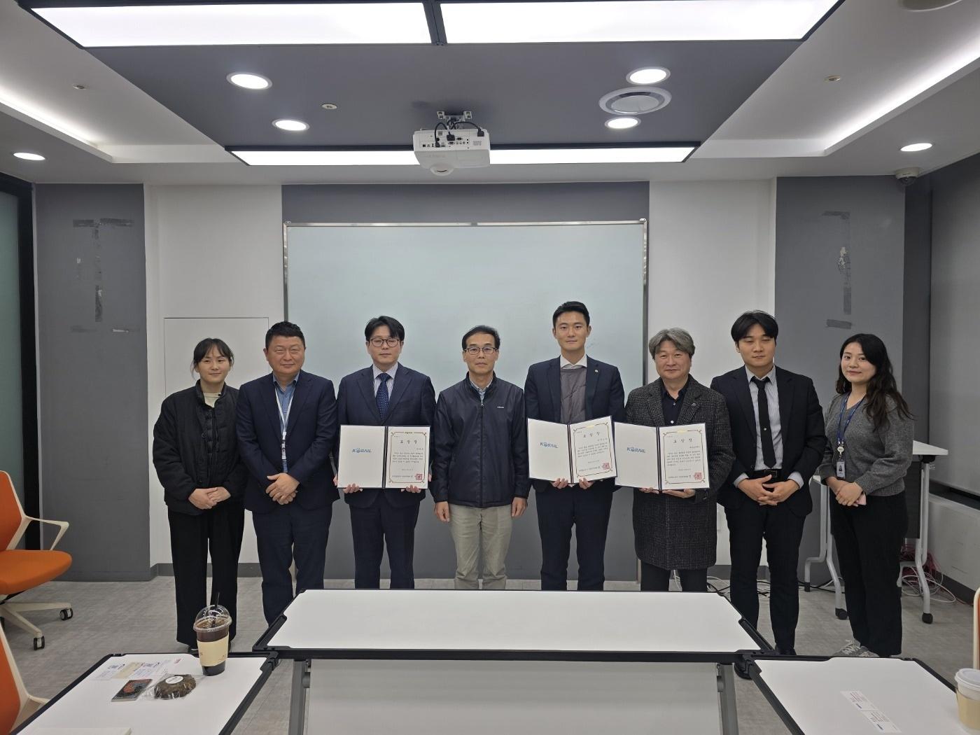 본문 이미지 - 14일 한국철도공사&#40;코레일&#41; 본사에서 열린 중소기업 기술마켓 활용 우수기업 표창 수여식에서 임수석 코레일 상생계약처 처장&#40;왼쪽 네번째&#41;과 홍상기 상생계약처 부장&#40;왼쪽 두번째&#41;, 홍성용 SR 팀장&#40;오른쪽 네번째&#41;이 기념촬영을 하고 있다.&#40;SR 제공&#41; / 뉴스1 ⓒ News1