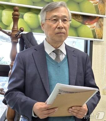 본문 이미지 - 12일 정구도 노근리국제평화재단 이사장이 노근리평화공원 관리·운영 방식과 관련한 입장을 밝히고 있다. /뉴스1 