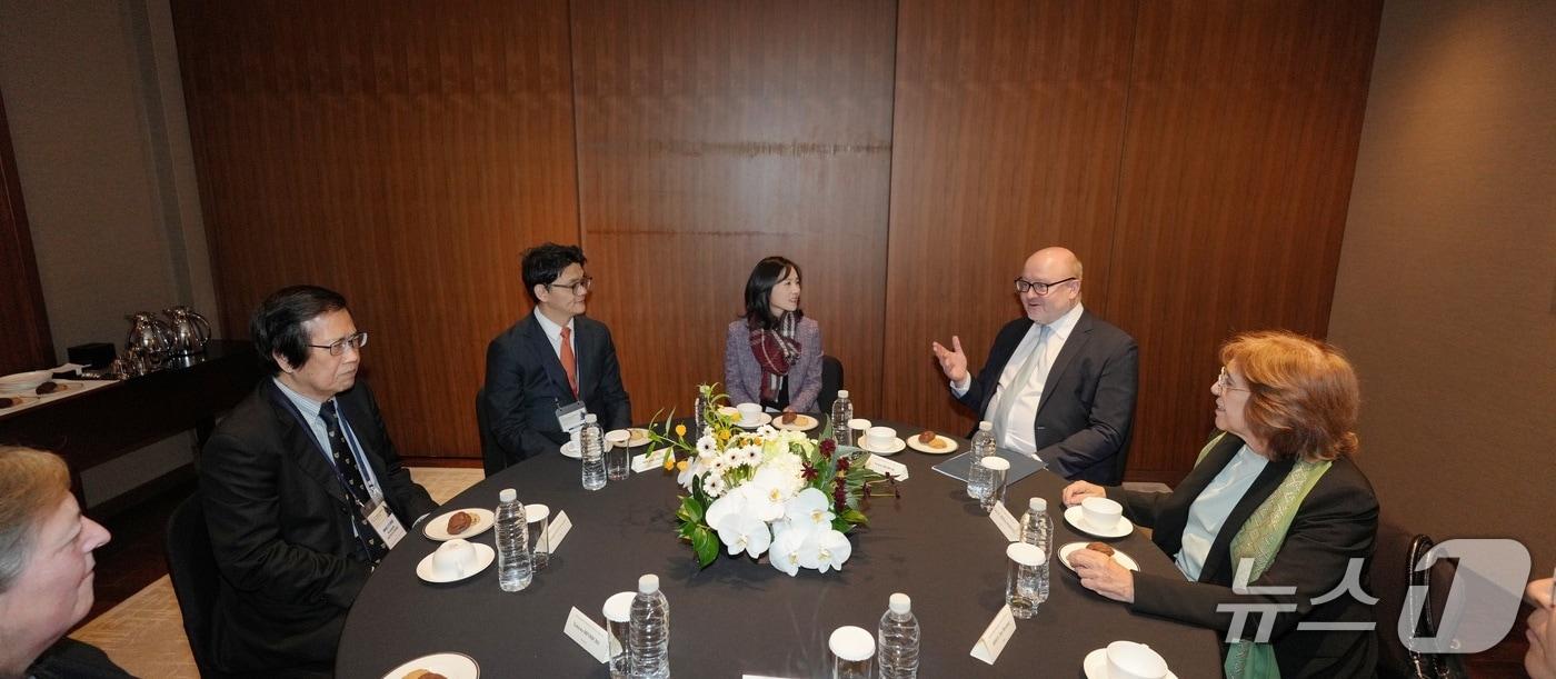김진아 외교부 2차관은 18일 제10회 해양법 국제학술회의 참석차 방한한 토마스 하이다 국제해양법재판소&#40;ITLOS&#41; 소장을 만났다. 2025.11.18. &#40;외교부 제공&#41;