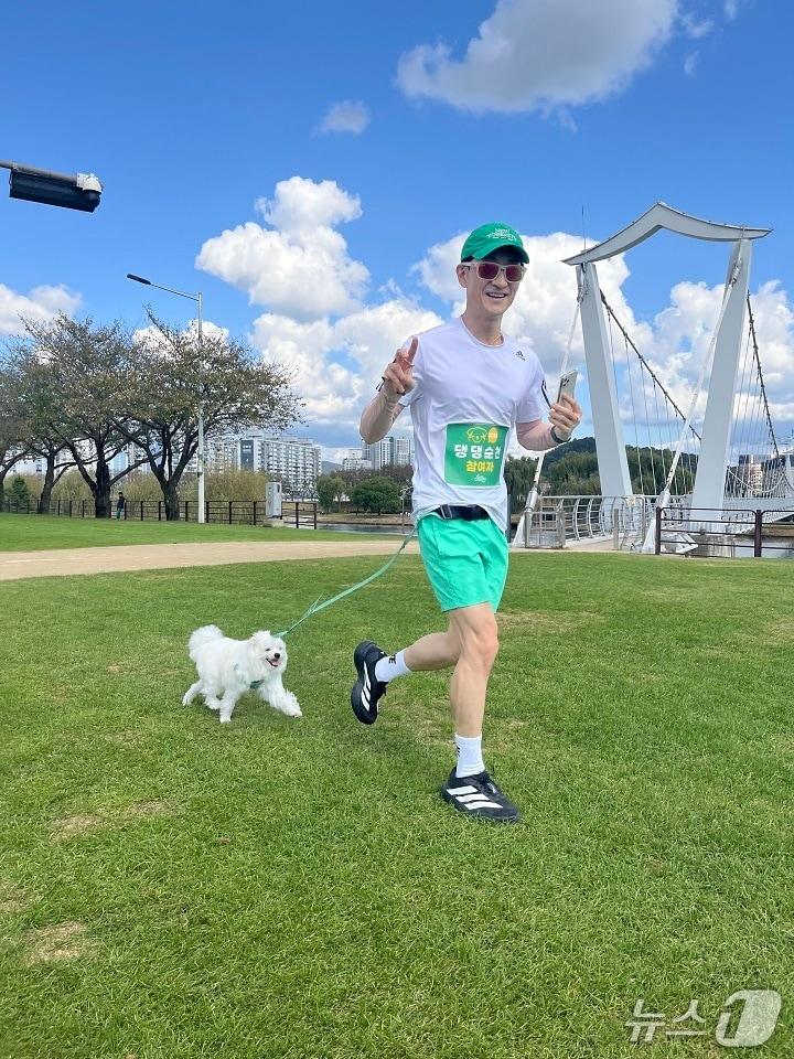 본문 이미지 - 지난달 25일 댕댕순천 참여자가 반려견과 함께 달리고 있다. (순천시 제공. 재판매 및 DB금지)