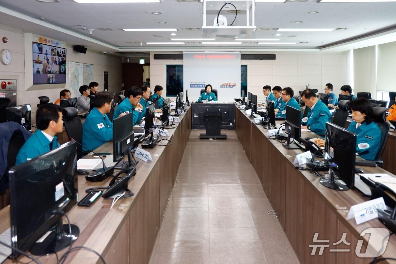 본문 이미지 - 김경희 시장이 재난 대책회의를 주재하고 있는 모습.&#40;이천시 제공&#41;
