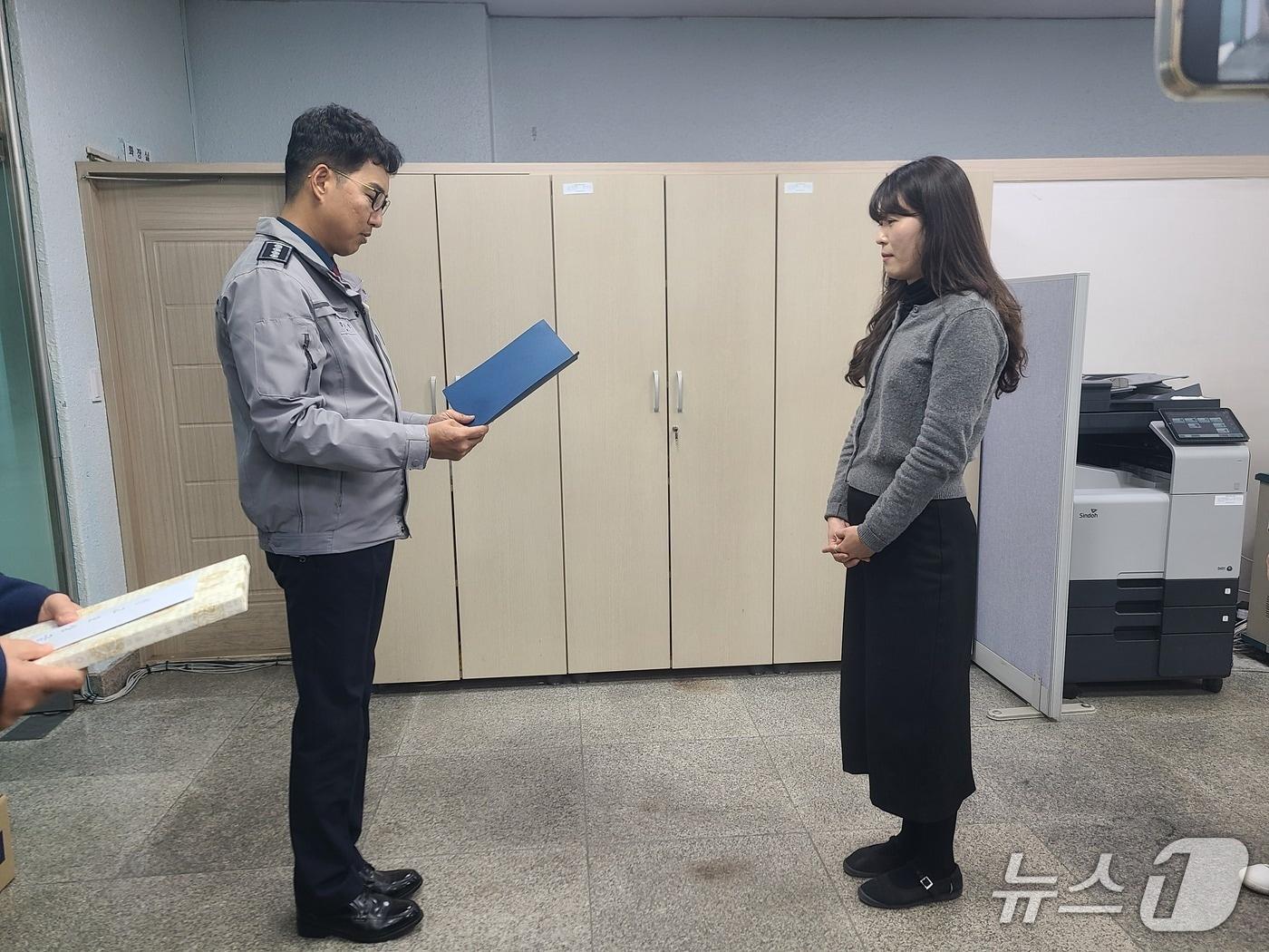 본문 이미지 - 강원 홍천경찰서, 보이스피싱 피해를 예방한 서홍천 농협 모곡지점 직원에 감사장과 포상금 전달.&#40;홍천경찰서 제공, 재판매 및 DB금지&#41;