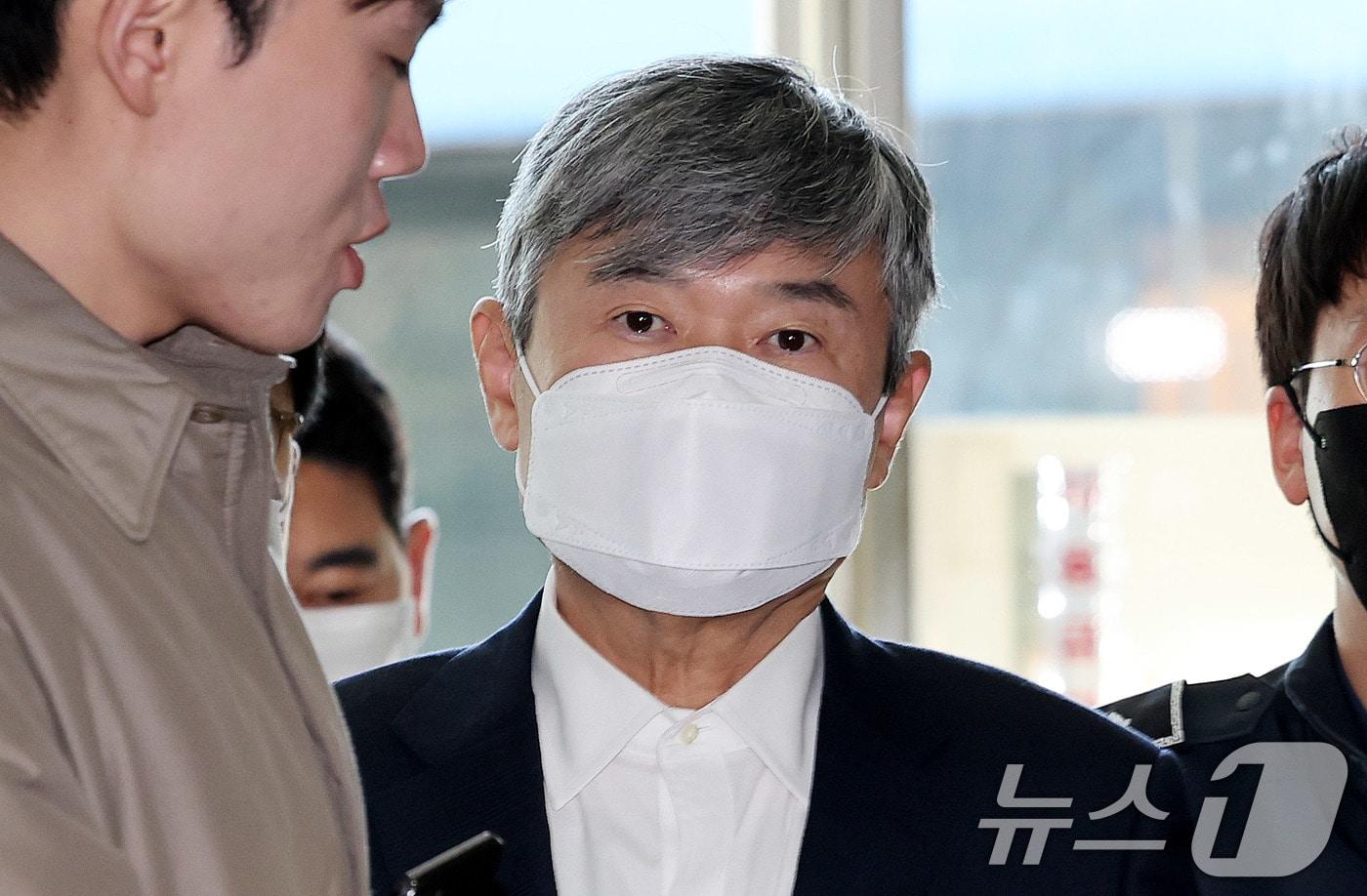 구속중인 조태용 전 국가정보원장이 18일 오후 서울 서초구 순직해병 특별검사팀 사무실로 소환되고 있다. 2025.11.18/뉴스1 ⓒ News1 박지혜 기자