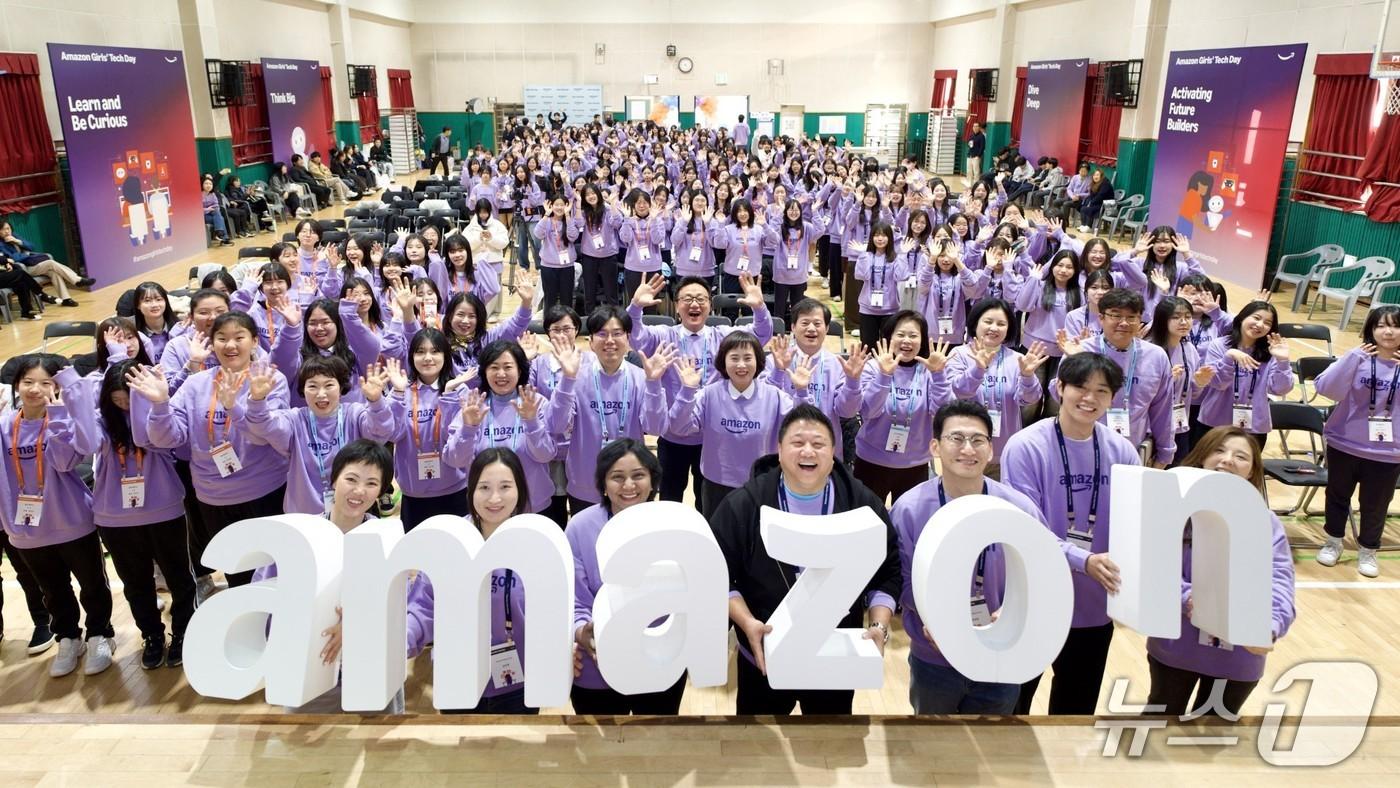 아마존 걸스테크데이에 참가한 인천 지역 16개 학교 중학생 250여 명이 인천 백석중학교에서 기념사진을 찍고 있다.&#40;아마존 제공&#41;