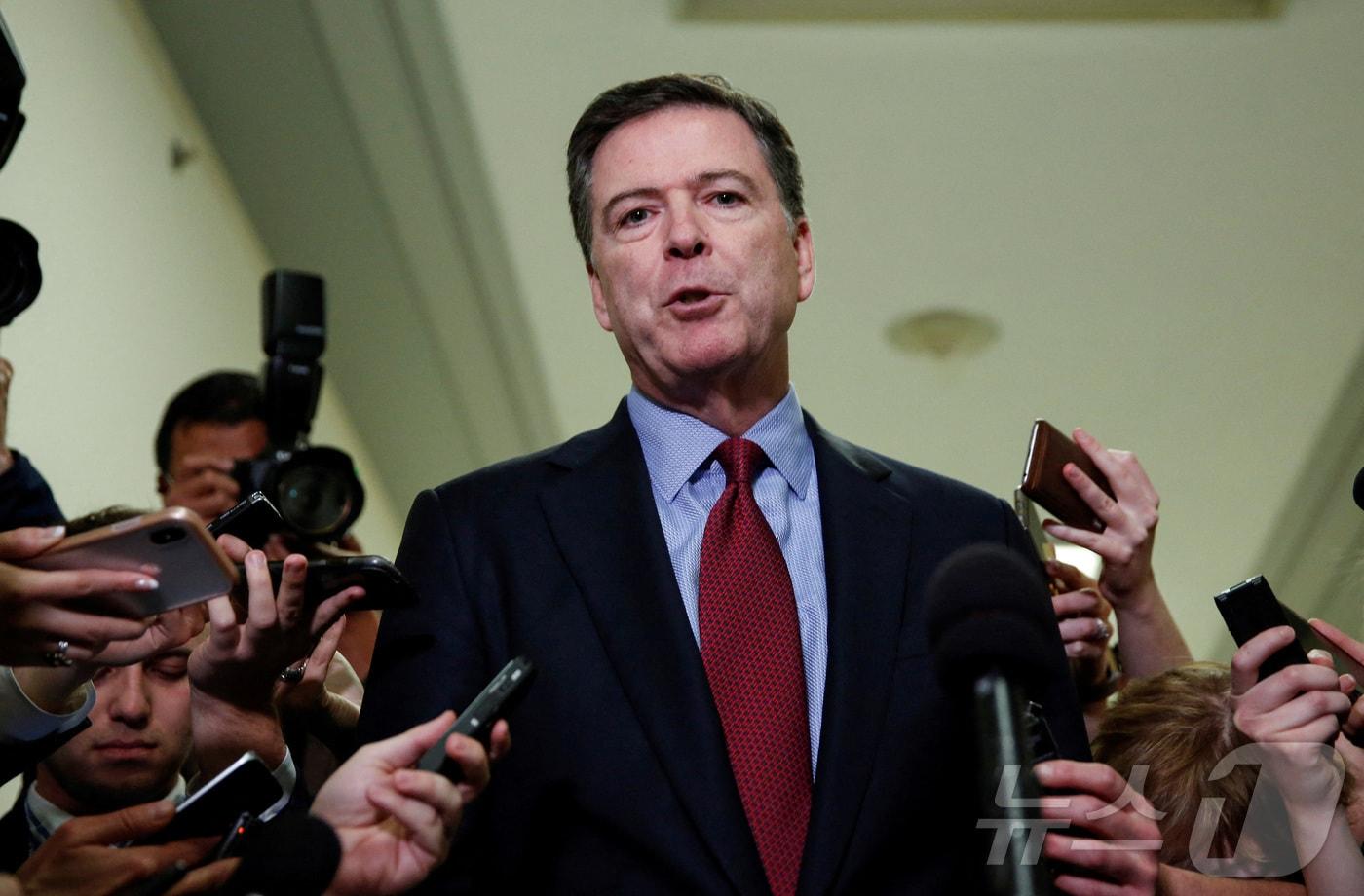 지난 2018년 12월 7일&#40;현지시간&#41; 제임스 코미 전 연방수사국&#40;FBI&#41; 국장이 하원 법제사법위원회 및 감독위원회에서 비공개 증언을 마친 뒤 취재진의 질문에 답하고 있다. 2018.12.07 ⓒ 로이터=뉴스1 ⓒ News1 김지완 기자