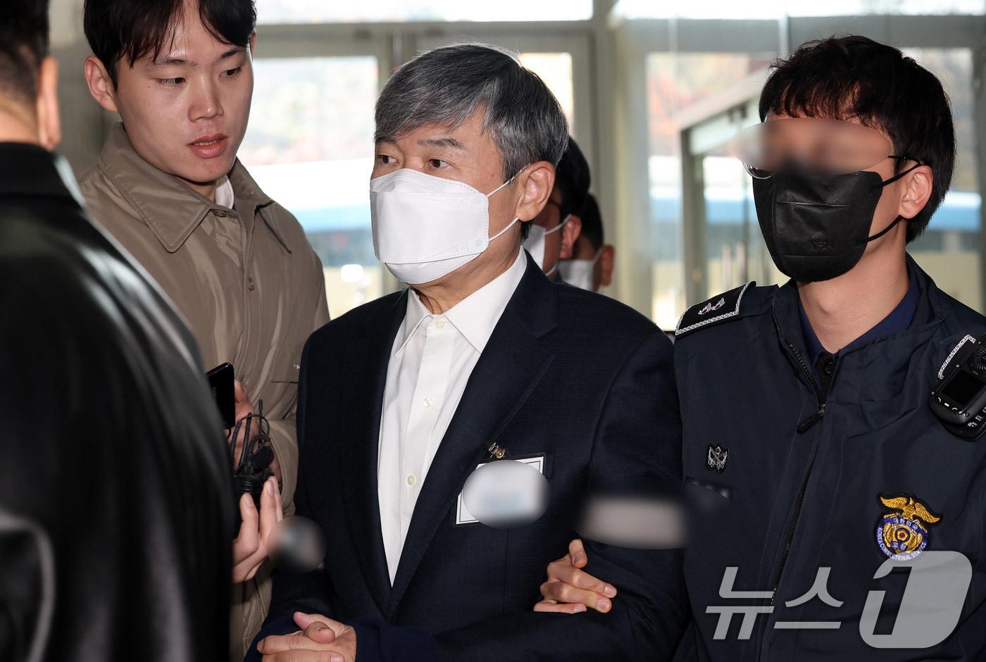 구속중인 조태용 전 국가정보원장이 18일 오후 서울 서초구 순직해병 특별검사팀 사무실로 소환되고 있다. 2025.11.18/뉴스1 ⓒ News1 박지혜 기자