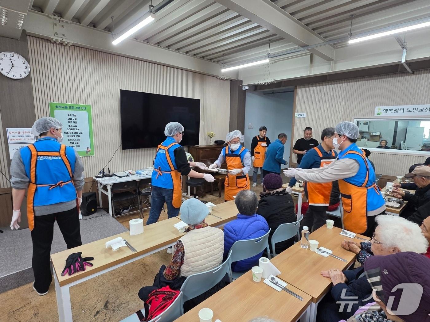 본문 이미지 - 강원조달청, 지역 어르신 위한 무료 급식 봉사‧후원금 전달.&#40;강원조달청 제공. 재판매 및 DB금지&#41;/뉴스1