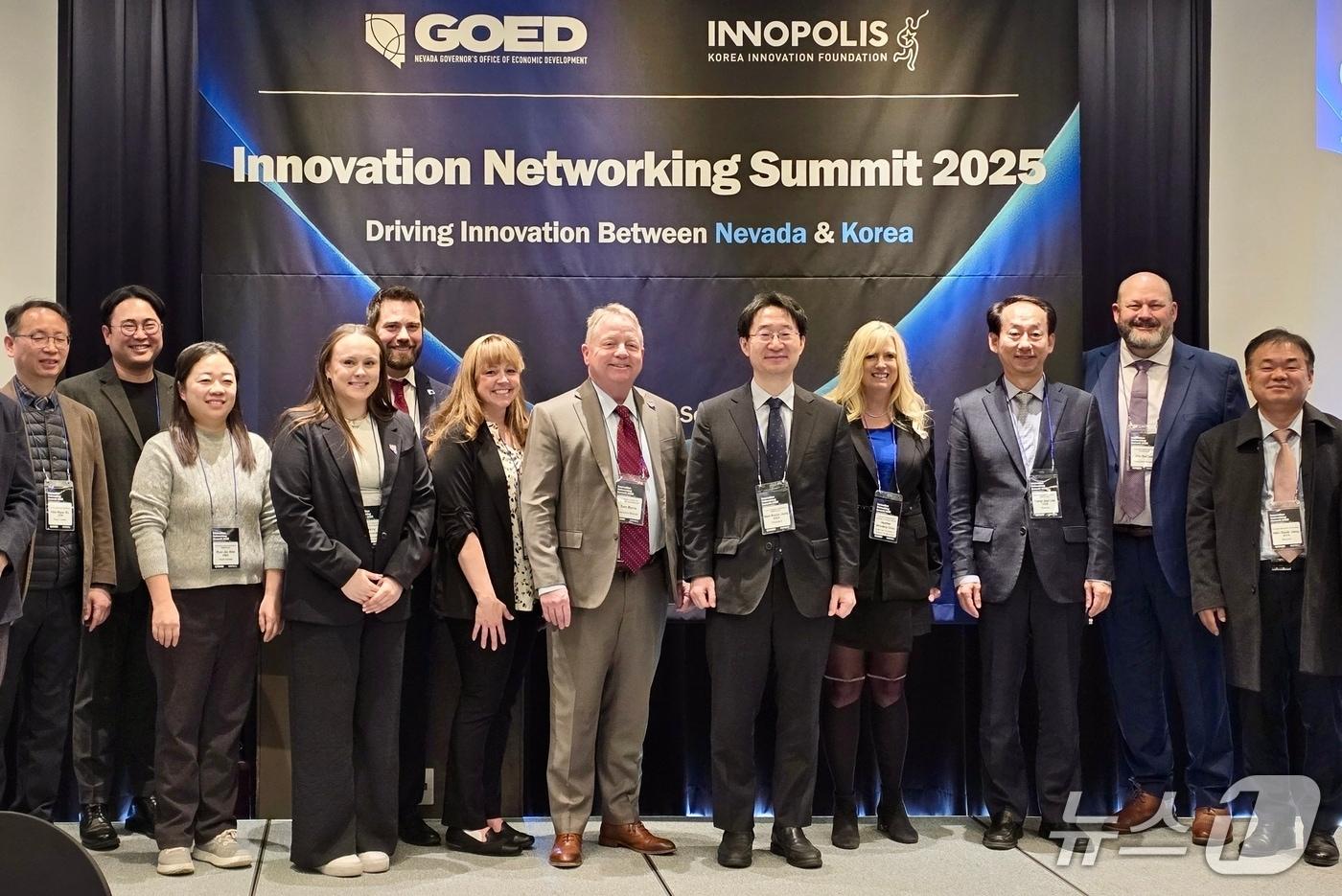 한미 혁신산업 기술교류회 참석자들이 기념사진을 촬영하고 있다.&#40;특구재단 제공&#41; /뉴스1