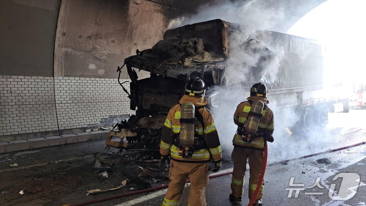 본문 이미지 - 18일 낮 12시34분쯤 중부내륙고속도로 양평 방향 58㎞ 지점 고령2터널에서 화물차가 앞서가던 화물차 2대를 잇따라 들이받아 추돌한 화물차 1대에 불이 붙자 출동한 소방대원들이 진화하고 있다. &#40;경북소방본부 제공. 재판매 및 DB금지&#41;/뉴스1