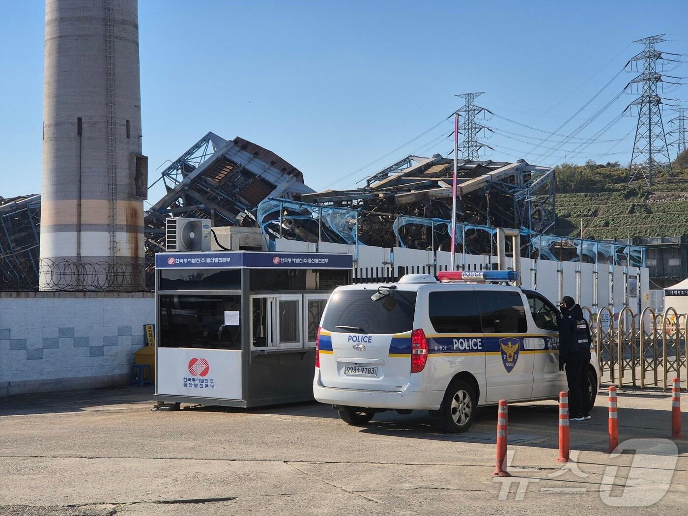 본문 이미지 - 18일 9명의 사상자가 발생한 한국동서발전 울산화력발전소 보일러 타워 붕괴 사고의 정확한 사고 원인 규명을 위한 합동감식 차량이 울산시 울산화력으로 진입하고 있다. 2025.11.18/뉴스1 ⓒ News1 박정현 기자