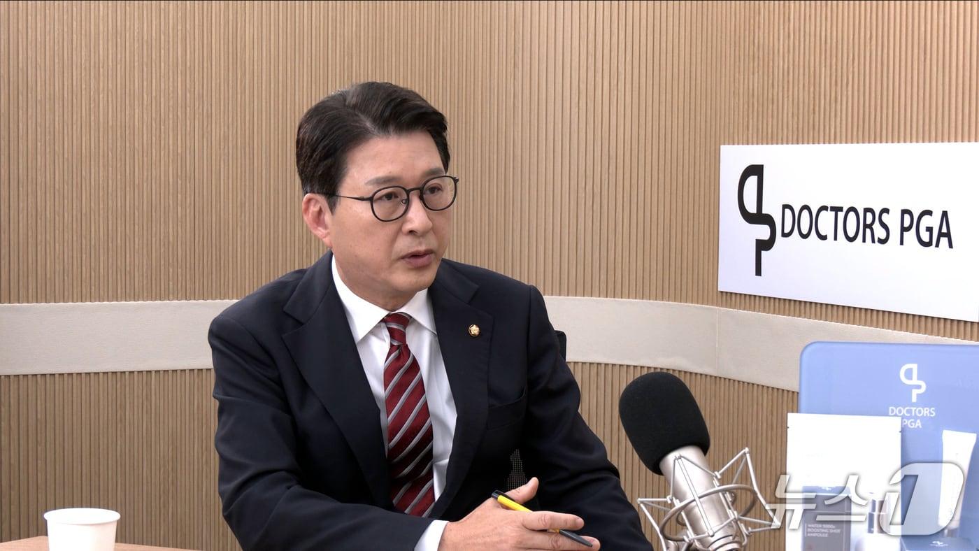 신동욱 국민의힘 최고위원이 18일 뉴스1TV &#39;팩트앤뷰&#39;에 출연해 질문에 답하고 있다.&#40;뉴스1TV &#39;팩트앤뷰&#39; 캡처&#41;