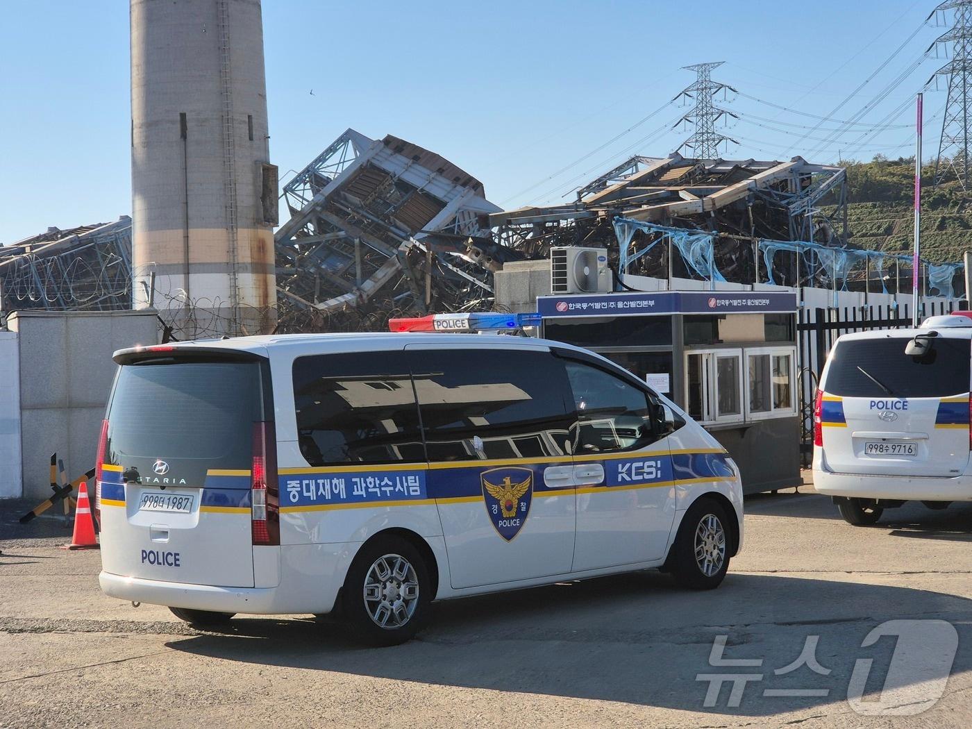 본문 이미지 - 18일 9명의 사상자가 발생한 한국동서발전 울산화력발전소 보일러 타워 붕괴 사고의 정확한 사고 원인 규명을 위한 합동감식 차량이 울산시 울산화력으로 진입하고 있다. 2025.11.18/뉴스1 ⓒ News1 박정현 기자