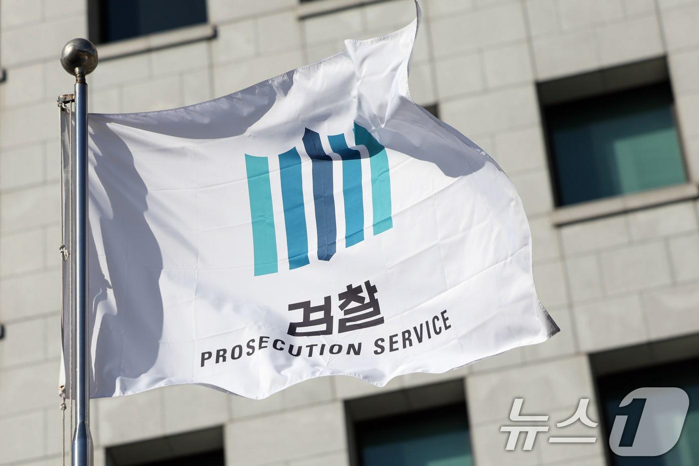 18일 서울 서초구 대검찰청에 적막감이 흐르고 있다. &#39;대장동 1심 사건 항소 포기 사태&#39;의 후폭풍이 거세지면서 지난 17일 박재억 수원지검장과 송강 광주고검장이 사의를 표명했다. 법무부가 해당 검사장 전원을 평검사로 강등하는 방안을 검토하면서 검찰 고위 간부의 &#39;줄사표&#39;가 현실화할지 법조계는 촉각을 곤두세우고 있다. 2025.11.18/뉴스1 ⓒ News1 황기선 기자