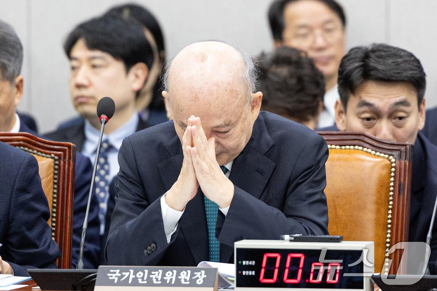 안창호 국가인권위원장이 18일 서울 여의도 국회에서 열린 제429회국회&#40;정기회&#41; 운영위원회 제5차 전체회의에 출석해 생각에 잠겨있다. 2025.11.18/뉴스1 ⓒ News1 이승배 기자