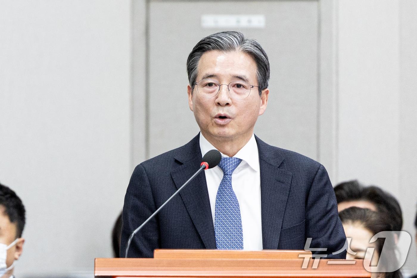 김용범 대통령실 정책실장이 18일 서울 여의도 국회에서 열린 제429회국회&#40;정기회&#41; 운영위원회 제5차 전체회의에 출석해 내년도 예산안 제안설명을 하고 있다. 2025.11.18/뉴스1 ⓒ News1 이승배 기자