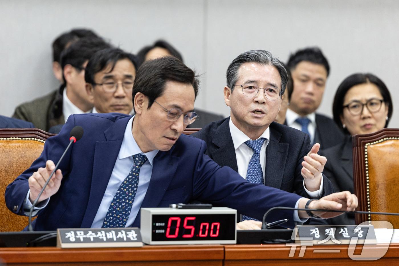 본문 이미지 - 18일 서울 여의도 국회에서 열린 제429회국회(정기회) 운영위원회 제5차 전체회의에서 김용범 대통령실 정책실장이 김은혜 국민의힘 의원의 질의에 반발하자 우상호 정무수석이 마이크를 내리는 등 급히 말리고 있다. 2025.11.18/뉴스1 ⓒ News1 이승배 기자