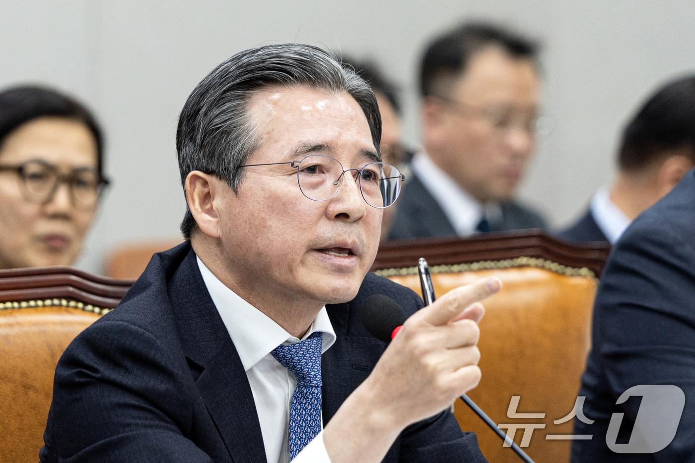 김용범 대통령실 정책실장이 18일 서울 여의도 국회에서 열린 제429회국회&#40;정기회&#41; 운영위원회 제5차 전체회의 김은혜 국민의힘 의원이 질의 중 가족을 언급하자 격노하고 있다. 2025.11.18/뉴스1 ⓒ News1 이승배 기자