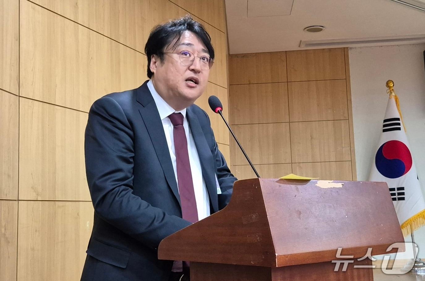 본문 이미지 - 김형건 강원대 경제통계학부 교수가 18일 서울 여의도 국회의원회관에서 열린 석유유통시장 개선 방안 정책토론회에서 &#39;에너지전환시대, 알뜰주유소 정책의 재평가&#39; 주제 발표를 하고 있다. 2025.11.18/뉴스1 최동현 기자