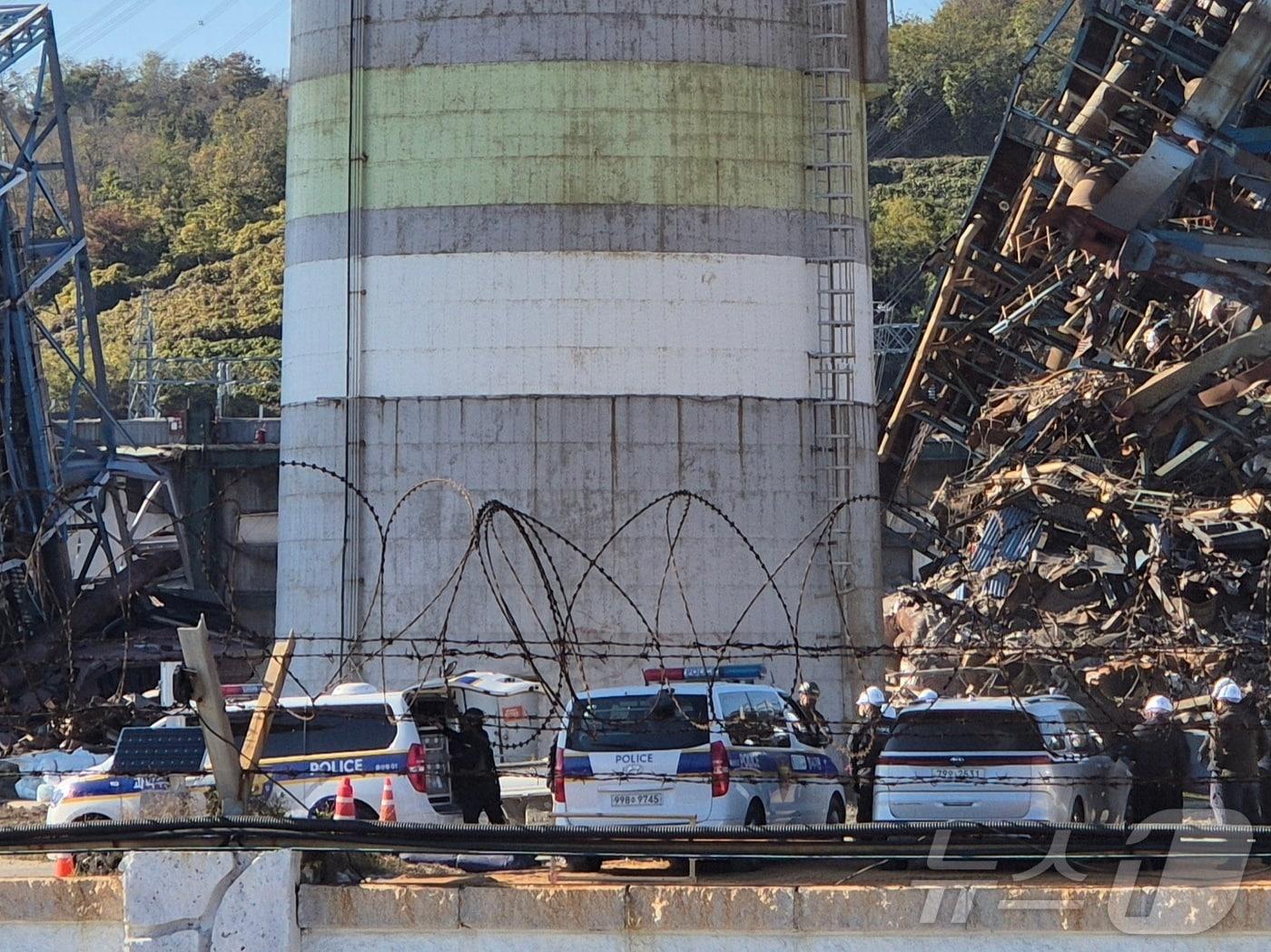 본문 이미지 - 지난달 18일 오후 합동감식반이 경북 울산시 울산화력 붕괴 사고에 대한 정확한 원인 등을 조사하기 위한 합동감식을 하고 있다. 2025.11.18/뉴스1 ⓒ News1 박정현 기자