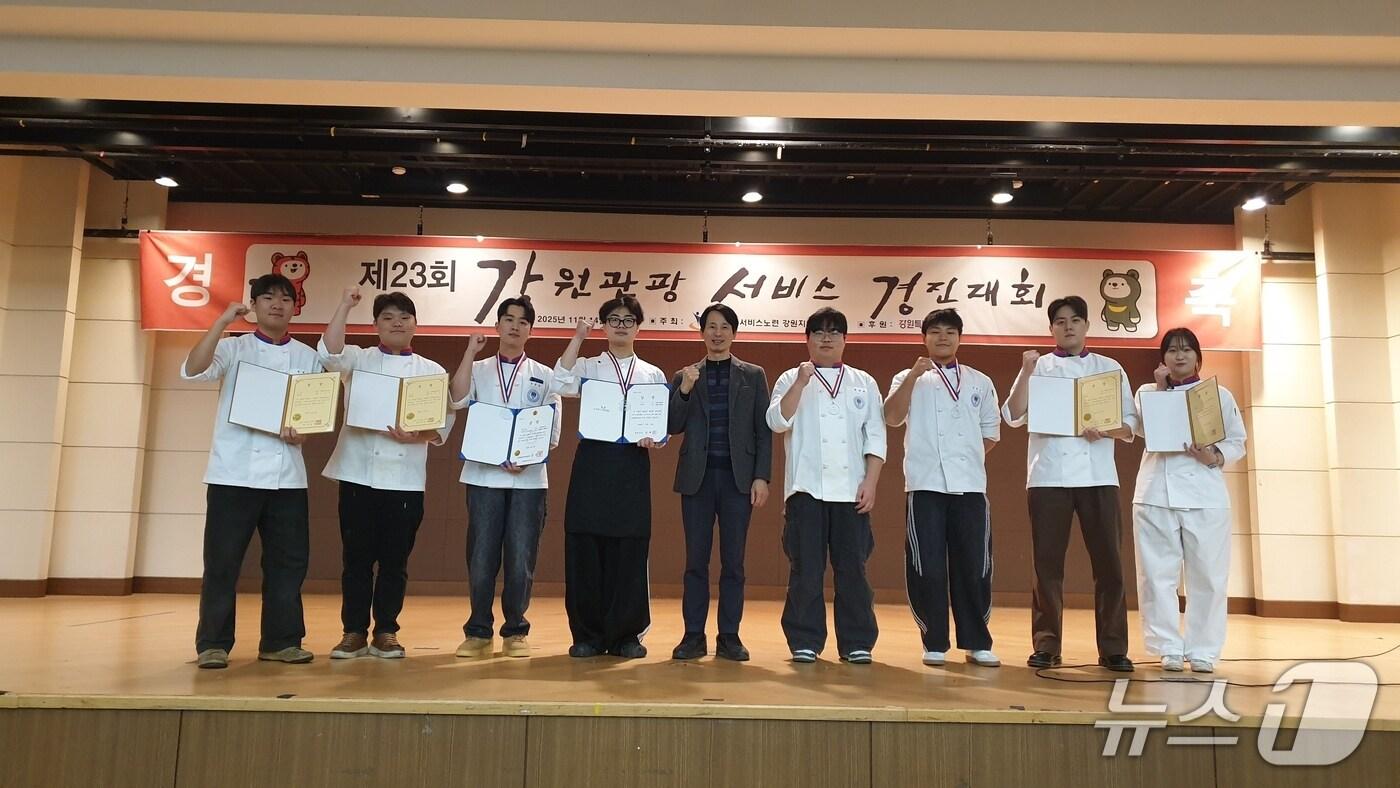 한림성심대학교 호텔조리과와 바리스타제과제빵과 학생들이 최근 열린 &#39;강원관광 서비스 경진대회&#39; 참가해 금상과 은상, 동상을 수상했다.&#40;한림성심대학교 제공. 재판매 및 DB금지&#41;/뉴스1