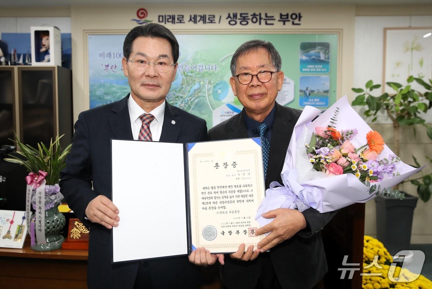 권익현 부안군수&#40;사진 왼쪽&#41;가 고 이만석 대위 자녀인 이해홍 씨에게 화랑무공훈장을 전수하고 있다.&#40;부안군 제공. 재판매 및 DB금지&#41;