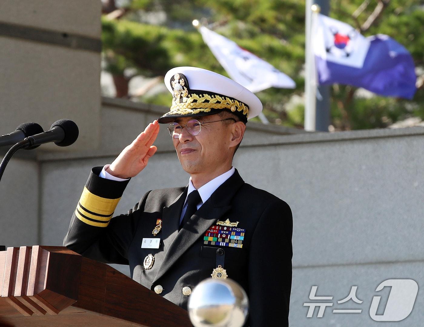 본문 이미지 - 18일 오후 부산 남구 해군작전사령부 부산작전기지에서 열린 제33대·34대 해군작전사령관 이·취임식에서 김경률 신임 사령관이 장병 등의 경례를 받고 있다. 2025.11.18/뉴스1 ⓒ News1 윤일지 기자