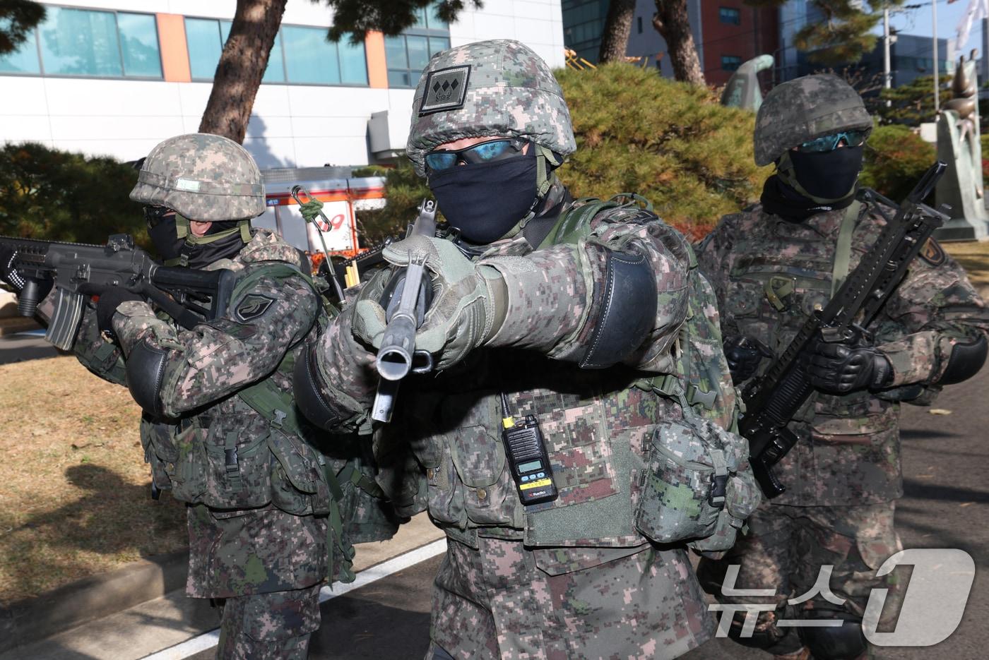 18일 경기 안양시 내에 위치한 국가중요시설에서 육군 제51보병사단 장병들이 테러 발생 상황을 가정해 통합방호훈련을 실시하고 있다. 2025.11.18/뉴스1 ⓒ News1 김영운 기자