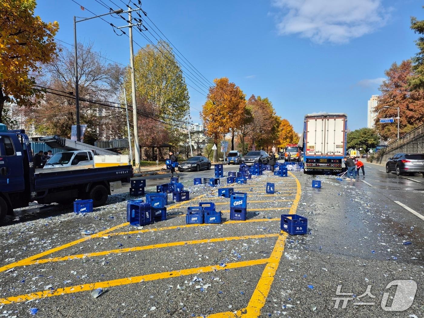 본문 이미지 - 18일 낮 12시 13분쯤 광주 북구 양산동의 한 도로에서 맥주화물차에 적재된 맥주박스가 쏟아져 관계당국이 안전 조치에 나섰다. &#40;광주 북부소방 제공. 재판매 및 DB 금지&#41;