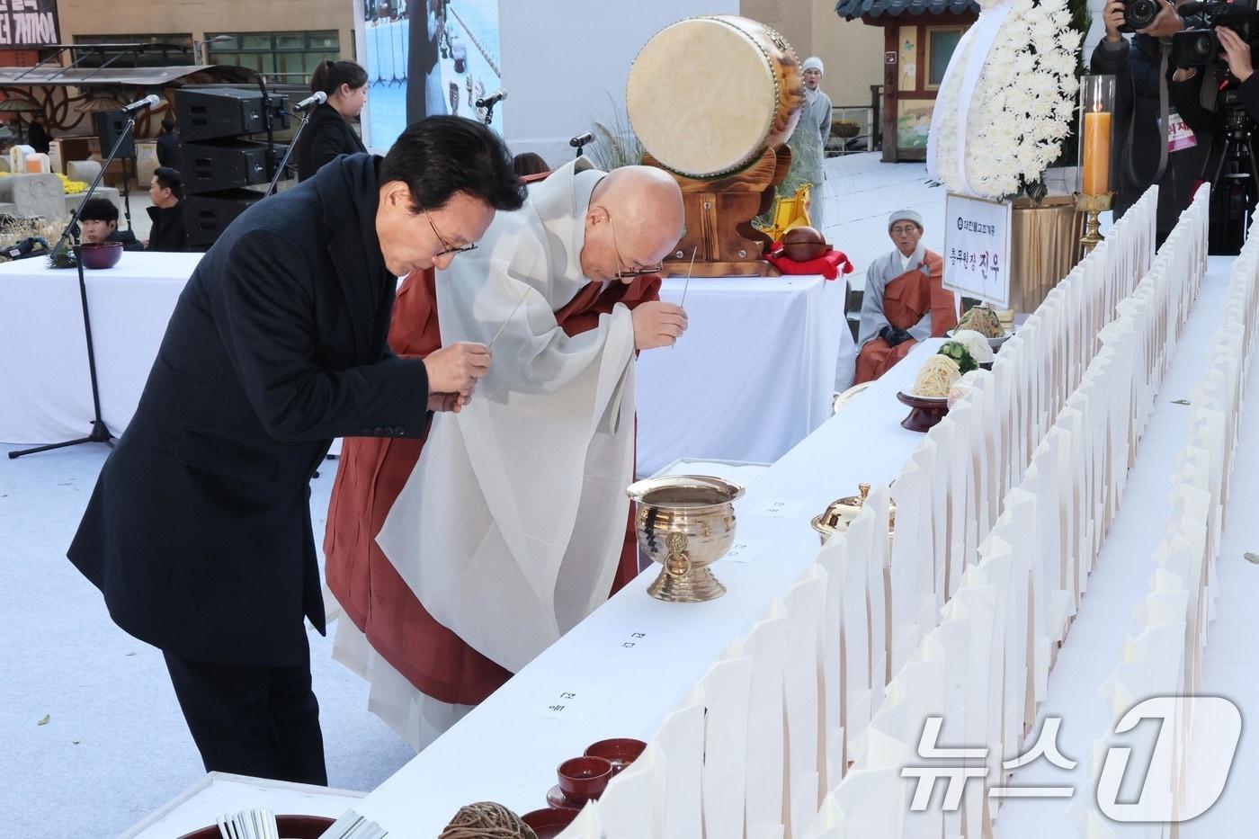 김민석 국무총리와 조계종 총무원장 진우 스님이 18일 오후 서울 종로구 조계사 대웅전 앞마당에서 열린 안전하고 차별없는 일터 기원 산재사망 희생자 추모 위령재에 참석해 헌향하고 있다. ⓒ News1 이광호 기자