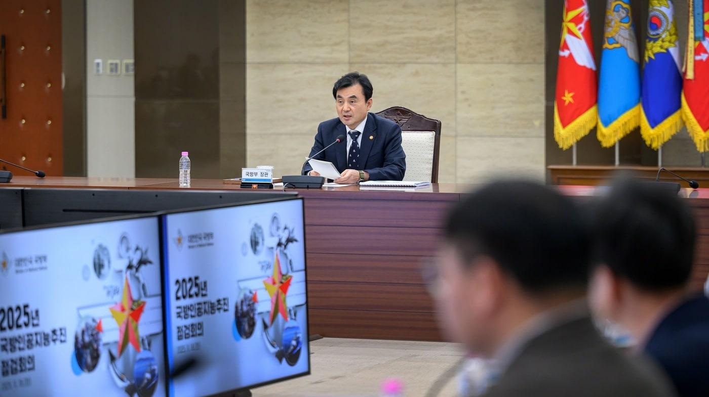 안규백 국방부 장관이 18일 서울 용산구 국방부 청사에서 2025년 국방 인공지능 추진 점검회의를 주재하고 있다.(국방부 제공)