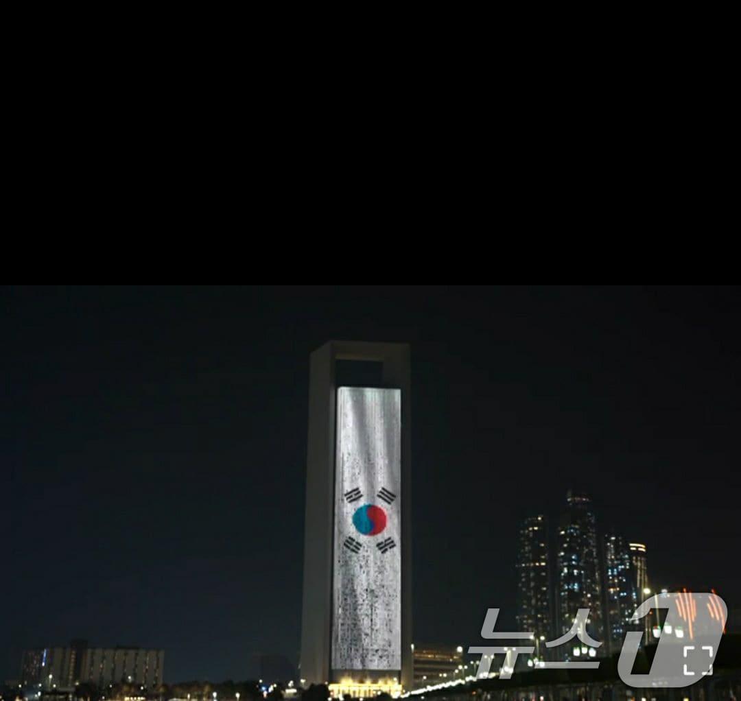 본문 이미지 - 17일&#40;현지시간&#41; 아랍에미리트&#40;UAE&#41; 아부다비 국영석유회사&#40;ADNOC&#41; 본사에 이재명 대통령 국민 방문에 대한 환영으로 태극기 조명이 점등되어 있다. &#40;대통령실 제공. 재판매 및 DB 금지&#41; 2025.11.18/뉴스1 ⓒ News1 허경 기자