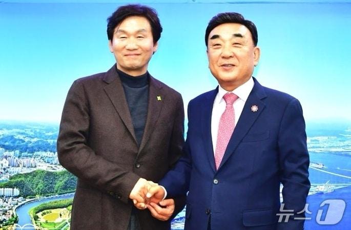 본문 이미지 - 조현일 경산시장&#40;왼쪽&#41;이 지난 17일 김두겸 울산시장을 만나 경산~울산 고속도로 건설에 공동 대응하기로 했다.&#40;경산시 제공. 재판매 및 DB금지&#41;/뉴스1