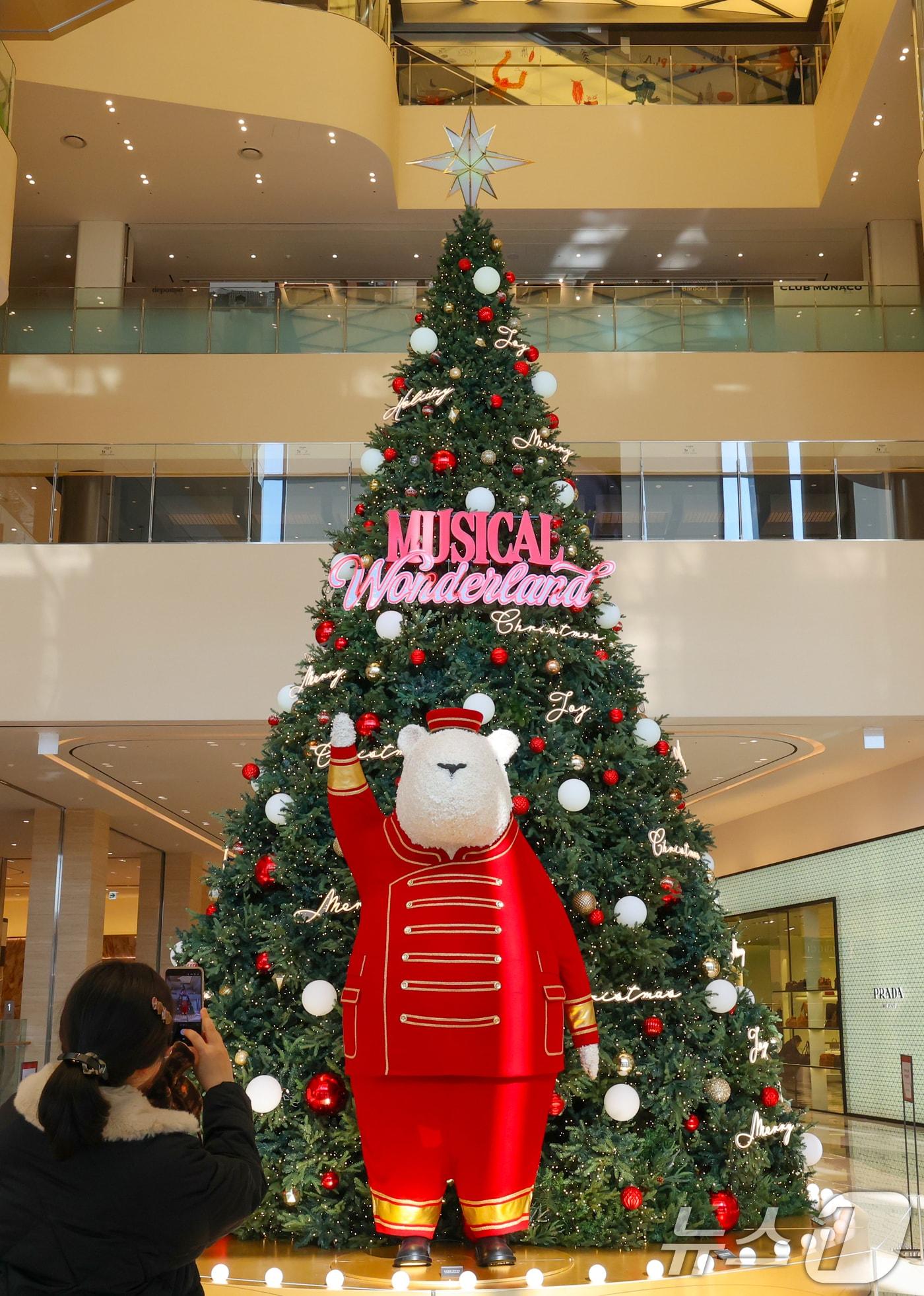 본문 이미지 - 25일 대전·충남엔 북서쪽 찬 공기가 남하하면서 아침 기온이 큰 폭으로 떨어질 것으로 예보됐다. 대전 유성구 대전신세계 Art&Science 1층에 대형 크리스마스 트리가 설치돼 있다. /뉴스1 ⓒ News1 김기태 기자