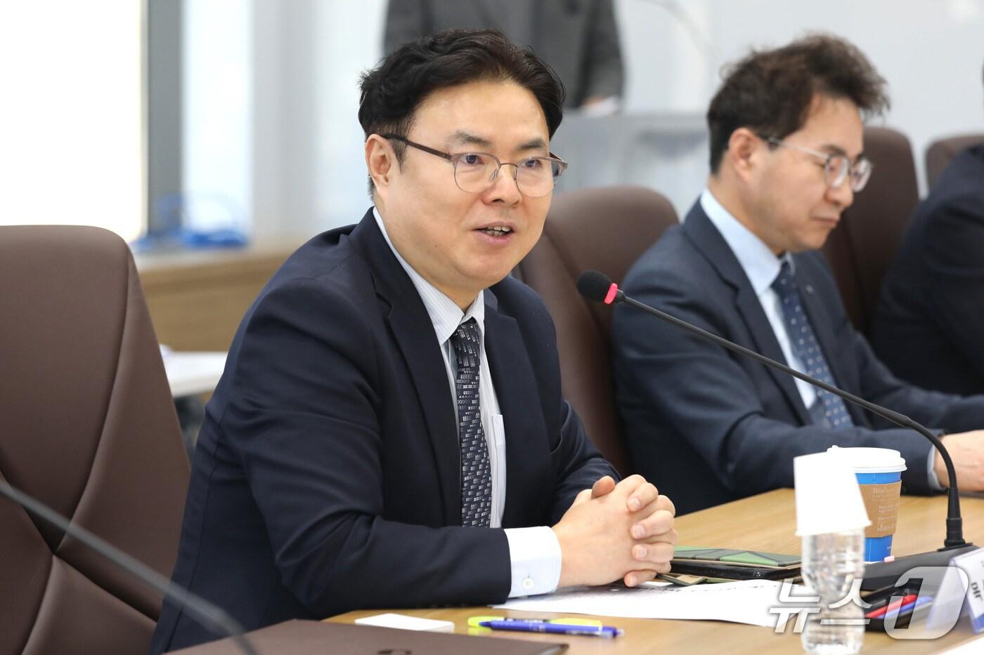 목성호 지식재산처 차장&#40;왼쪽&#41;이 ‘지식재산 거래 전문관 간담회’에서 인사말을 하고 있다.&#40;지식재산처 제공.재판매 및 DB금지&#41;/뉴스1