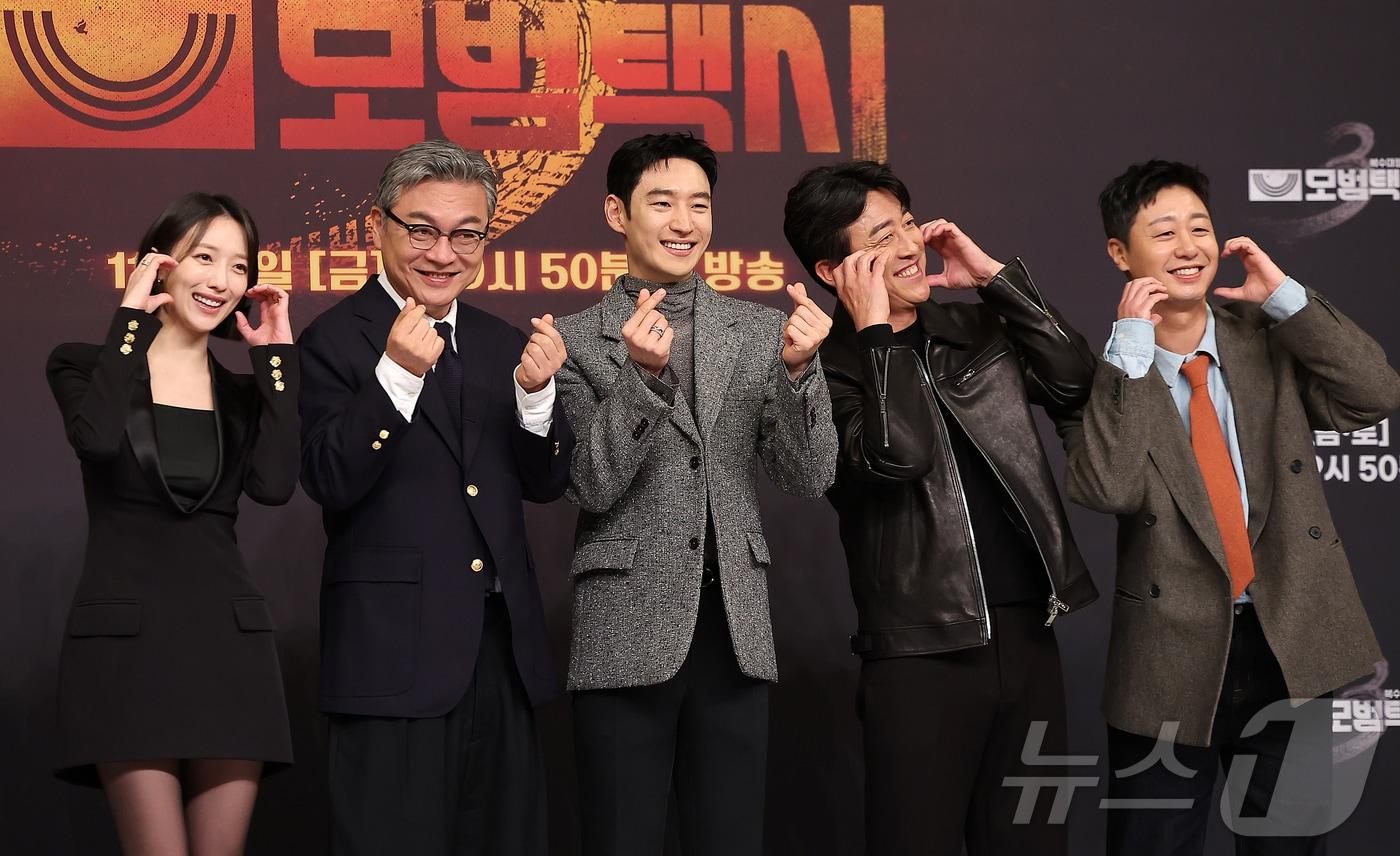 배우 표예진&#40;왼쪽부터&#41;, 김의성, 이제훈, 장혁진, 배유람이 18일 오후 서울 양천구 목동 SBS에서 열린 SBS ‘모범택시 시즌3’ 제작발표회에 참석해 포즈를 취하고 있다. 오는 21일 첫 방송되는 ‘모범택시3’는 모범택시 기사 김도기&#40;이제훈&#41;가 억울한 피해자를 대신해 택시회사 ‘무지개 운수’ 멤버들과 복수를 완성하는 사적 복수 대행극이다. 실제 범죄 사건을 모티프로 삼아 통쾌한 전개를 선사하며 ‘사이다 드라마’라는 반응을 얻은 작품으로, 인기에 힘입어 세 번째 시즌까지 이어지게 됐다. 2025.11.18/뉴스1 ⓒ News1 김진환 기자