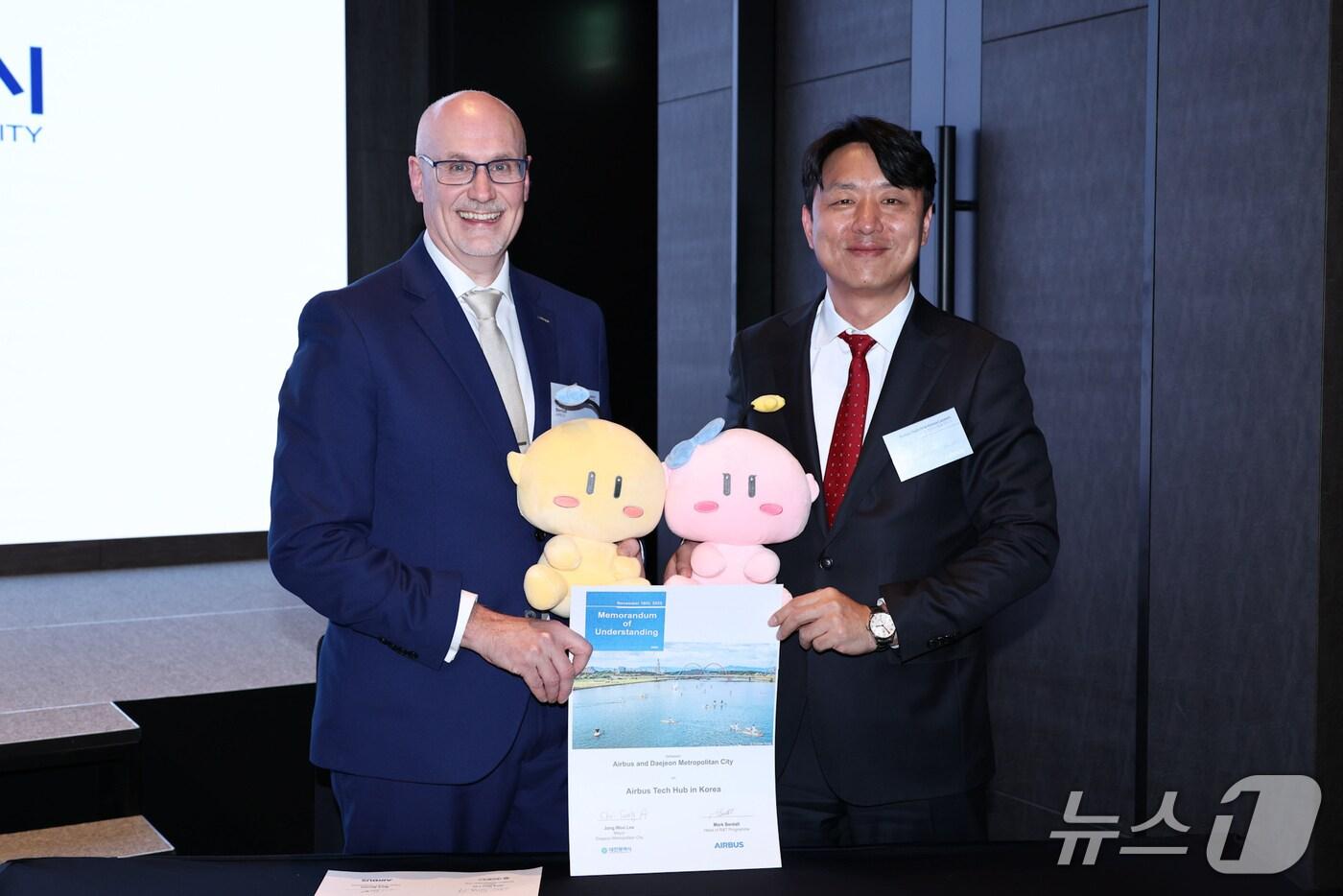 (왼쪽부터) 마크 벤탈 에어버스 R&T프로그램 총괄과 최성아 대전시 정무경제과학부시장 (대전시 제공) / 뉴스1