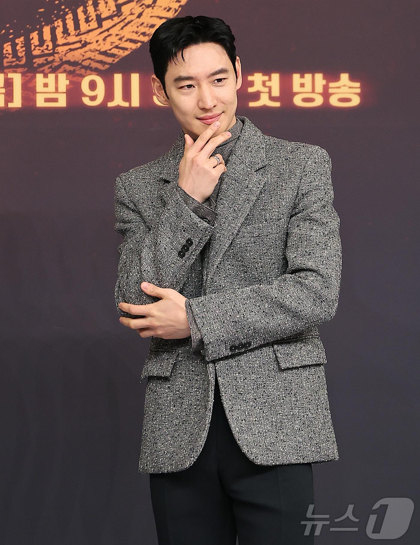 본문 이미지 - 배우 이제훈이 18일 오후 서울 양천구 목동 SBS에서 열린 SBS ‘모범택시 시즌3’ 제작발표회에 참석해 포즈를 취하고 있다. 오는 21일 첫 방송되는 ‘모범택시3’는 모범택시 기사 김도기(이제훈)가 억울한 피해자를 대신해 택시회사 ‘무지개 운수’ 멤버들과 복수를 완성하는 사적 복수 대행극이다. 실제 범죄 사건을 모티프로 삼아 통쾌한 전개를 선사하며 ‘사이다 드라마’라는 반응을 얻은 작품으로, 인기에 힘입어 세 번째 시즌까지 이어지게 됐다. 2025.11.18/뉴스1 ⓒ News1 김진환 기자