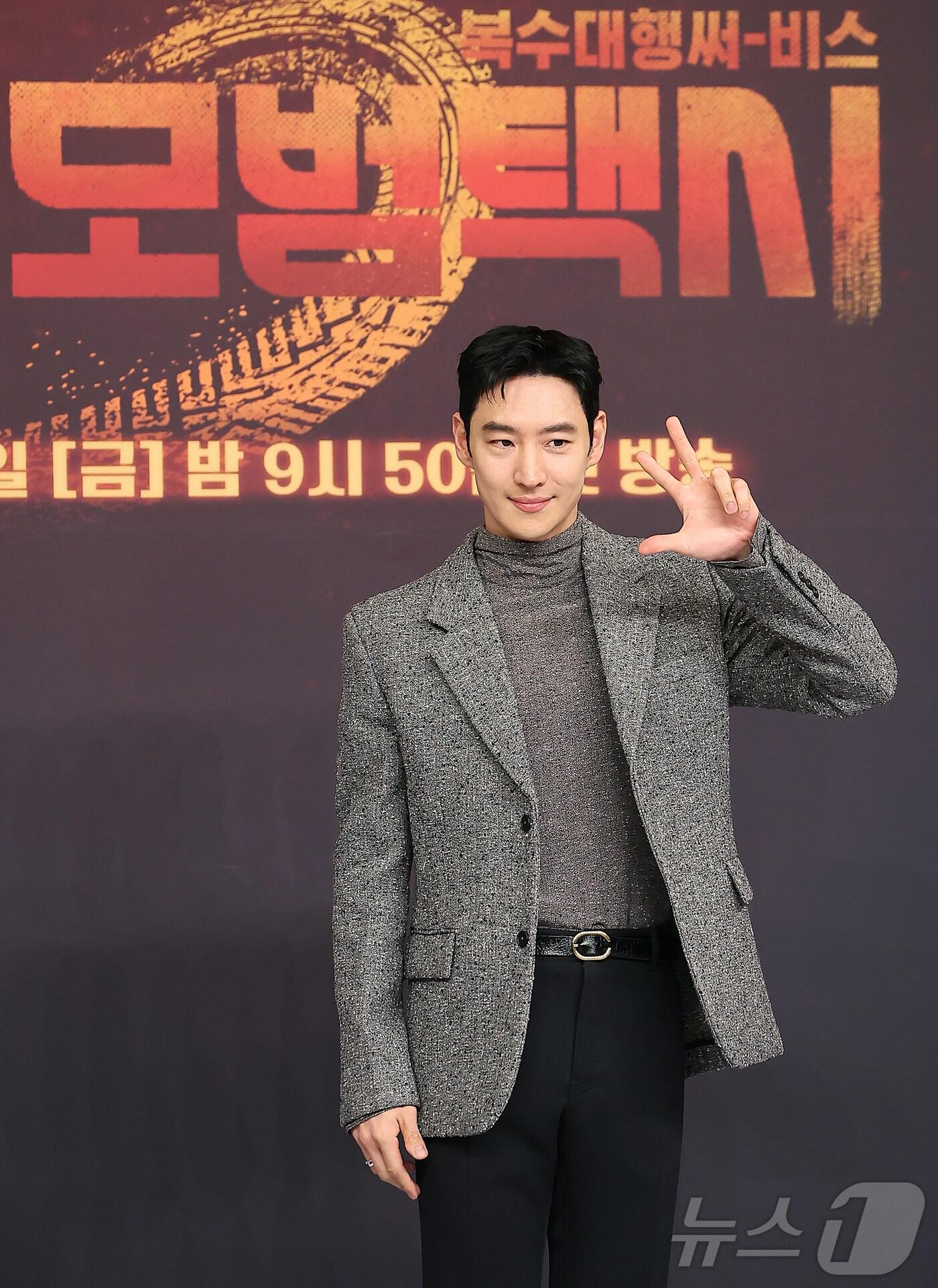 본문 이미지 - 배우 이제훈이 18일 오후 서울 양천구 목동 SBS에서 열린 SBS ‘모범택시 시즌3’ 제작발표회에 참석해 포즈를 취하고 있다. 오는 21일 첫 방송되는 ‘모범택시3’는 모범택시 기사 김도기(이제훈)가 억울한 피해자를 대신해 택시회사 ‘무지개 운수’ 멤버들과 복수를 완성하는 사적 복수 대행극이다. 실제 범죄 사건을 모티프로 삼아 통쾌한 전개를 선사하며 ‘사이다 드라마’라는 반응을 얻은 작품으로, 인기에 힘입어 세 번째 시즌까지 이어지게 됐다. 2025.11.18/뉴스1 ⓒ News1 김진환 기자