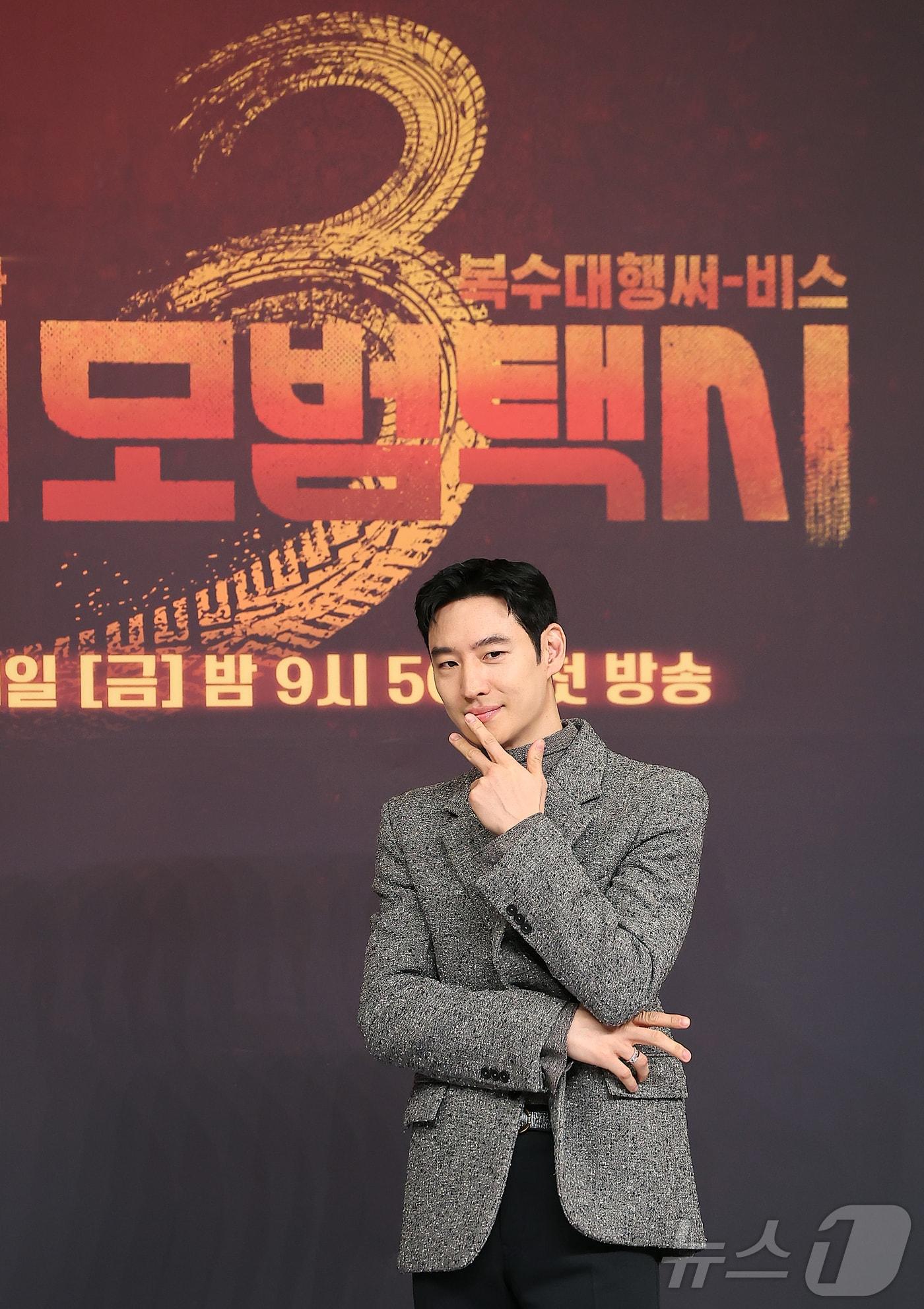 본문 이미지 - 배우 이제훈이 18일 오후 서울 양천구 목동 SBS에서 열린 SBS ‘모범택시 시즌3’ 제작발표회에 참석해 포즈를 취하고 있다. 오는 21일 첫 방송되는 ‘모범택시3’는 모범택시 기사 김도기(이제훈)가 억울한 피해자를 대신해 택시회사 ‘무지개 운수’ 멤버들과 복수를 완성하는 사적 복수 대행극이다. 실제 범죄 사건을 모티프로 삼아 통쾌한 전개를 선사하며 ‘사이다 드라마’라는 반응을 얻은 작품으로, 인기에 힘입어 세 번째 시즌까지 이어지게 됐다. 2025.11.18/뉴스1 ⓒ News1 김진환 기자