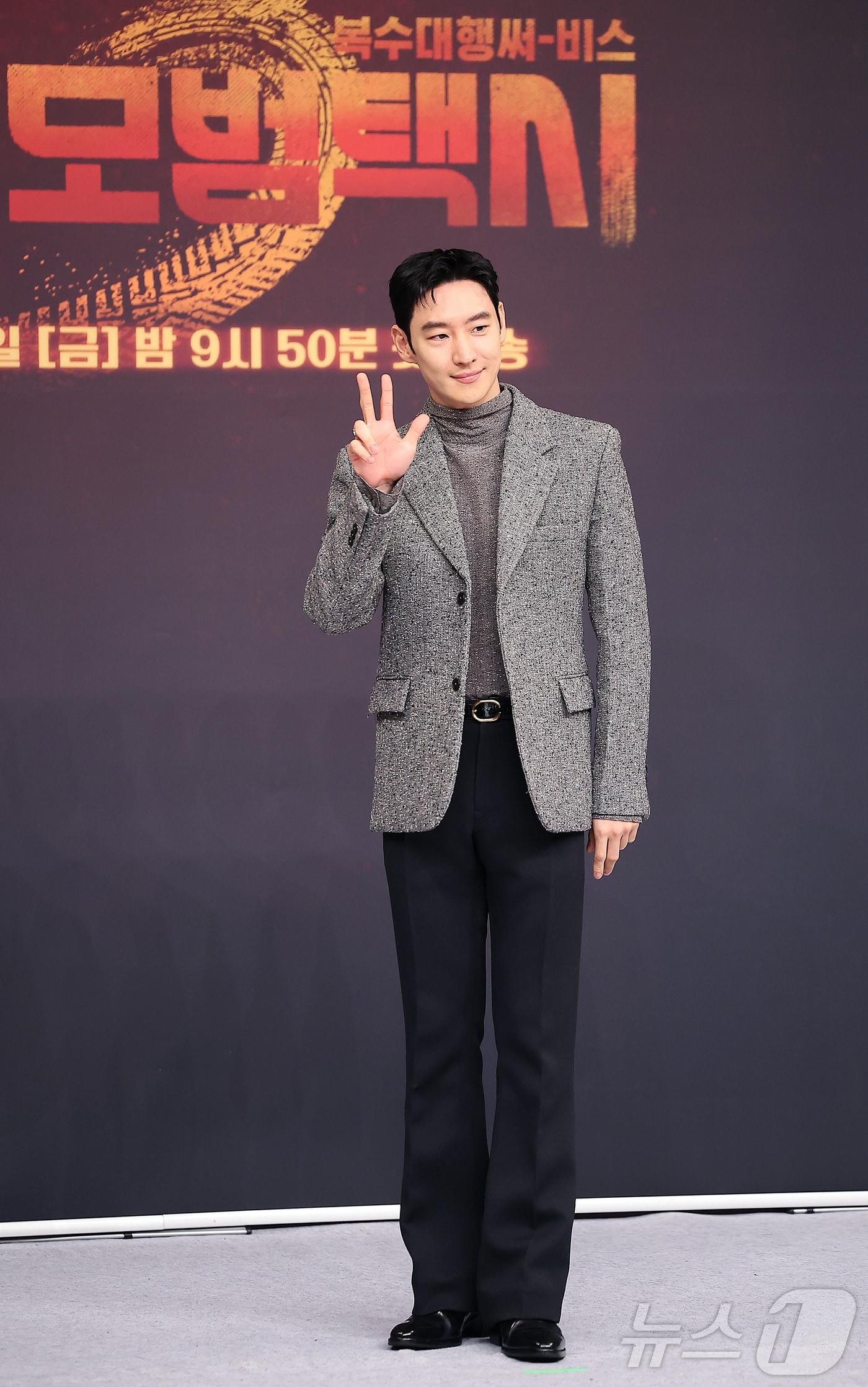 본문 이미지 - 배우 이제훈이 18일 오후 서울 양천구 목동 SBS에서 열린 SBS ‘모범택시 시즌3’ 제작발표회에 참석해 포즈를 취하고 있다. 오는 21일 첫 방송되는 ‘모범택시3’는 모범택시 기사 김도기(이제훈)가 억울한 피해자를 대신해 택시회사 ‘무지개 운수’ 멤버들과 복수를 완성하는 사적 복수 대행극이다. 실제 범죄 사건을 모티프로 삼아 통쾌한 전개를 선사하며 ‘사이다 드라마’라는 반응을 얻은 작품으로, 인기에 힘입어 세 번째 시즌까지 이어지게 됐다. 2025.11.18/뉴스1 ⓒ News1 김진환 기자