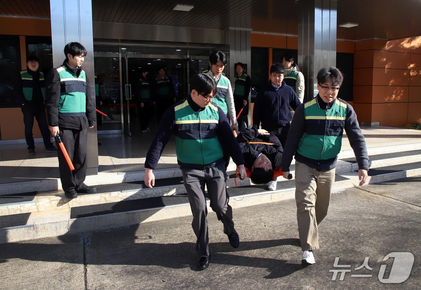 태광그룹 계열 4사 직원들이 18일 공동 지진대피 훈련을 하고 있다.&#40;태광그룹 제공&#41;