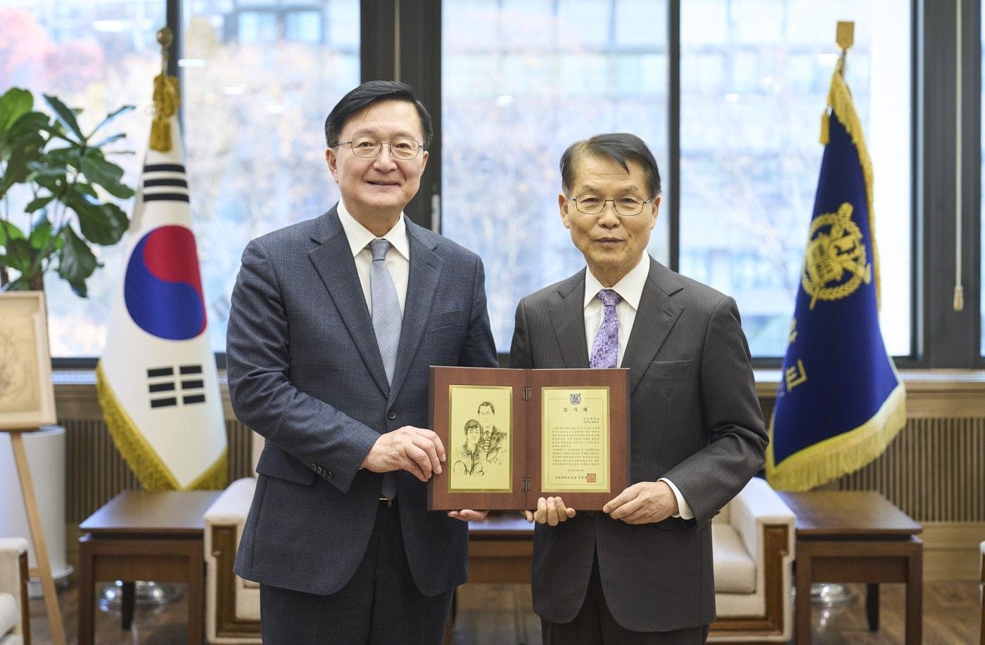  유홍림 서울대 총장&#40;왼쪽&#41;과 김유항 인하대 명예교수.&#40;서울대 제공&#41;