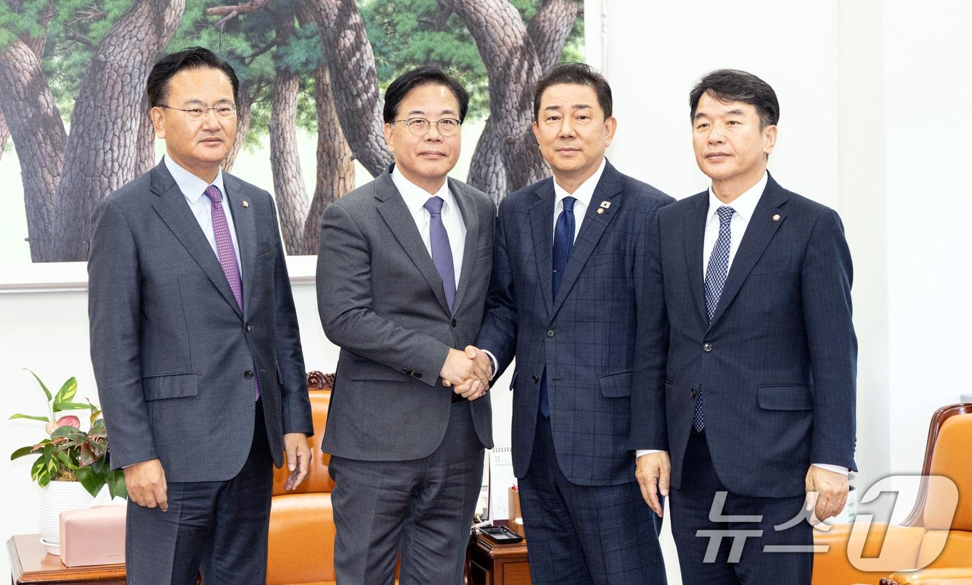 김병기 더불어민주당 원내대표, 문진석 원내운영수석부대표, 송언석 국민의힘 원내대표, 유상범 원내운영수석부대표가 지난 11월 18일 서울 여의도 국회 운영위원장실에서 대장동 사건 항소 포기 국정조사와 관련한 협상을 위해 모여 포즈를 취하고 있다. 2025.11.18/뉴스1 ⓒ News1 이승배 기자