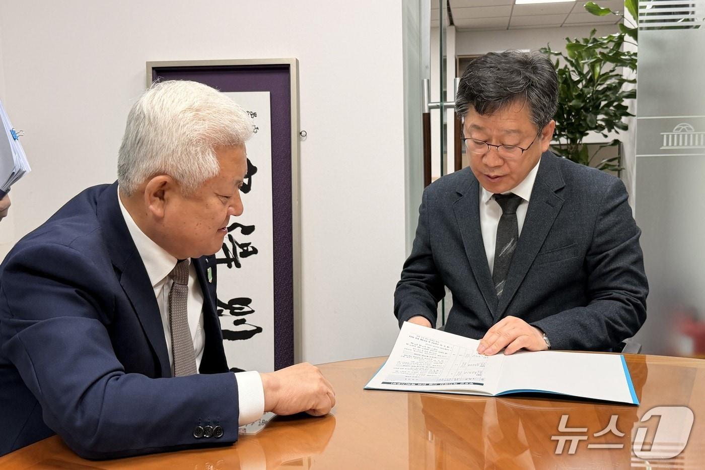 황인홍 무주군수가 18일 국회에서 안호영 기후에너지환경노동위원장을 만나 주요 사업에 대한 정부 예산안 반영을 촉구하고 있다.&#40;무주군 제공. 재판매 및 DB 금지&#41;